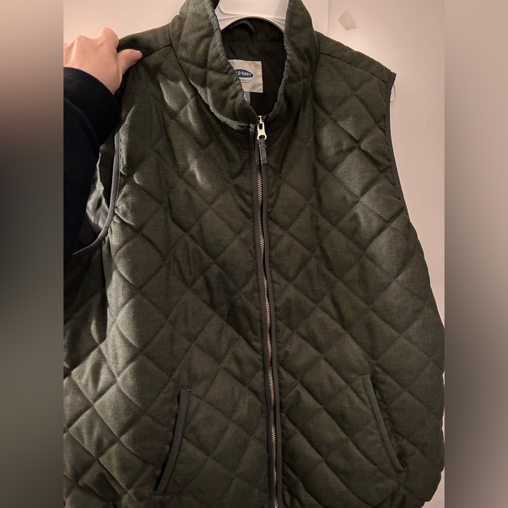 Old navy hunter green quilted vest size xxl great condition.
